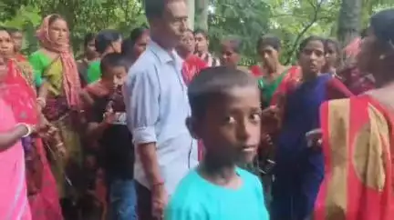 সোনামুড়া: ন্যায্য টাকার দাবিতে বিজেপি নেতাকে পিলারের সাথে বেঁধে রাখলেন মহিলারা,ঘটনা মেলাঘর নলছড় #jansamasya