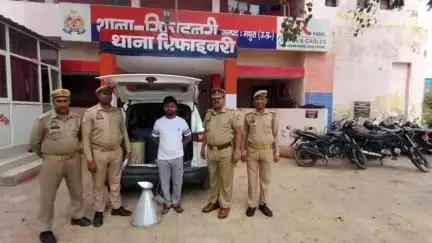 मथुरा: रिफाइनरी पुलिस ने चेकिंग के दौरान एक अभियुक्त के पास से 220 लीटर पेट्रोल और एक कार की बरामदगी की