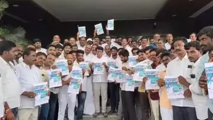 రాయదుర్గం: నిరుద్యోగ యువతకు రూ.3 వేలు భృతి ఇవ్వాలి,యువత పోరుకు కదలి రండి : పట్టణంలో ఏపిఐఐసి మాజీ చైర్మన్ మెట్టుగోవిందరెడ్డి