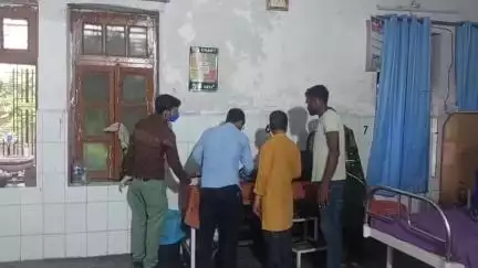 पीलीभीत: सुखदासपुर के पास ई-रिक्शा पलटने से आठ लोग घायल, सीएचसी से मासूम बच्चे को जिला अस्पताल किया रेफर