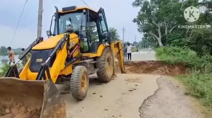 अडकी: खूंटी सांसद कालीचरण मुंडा के निर्देश पर तमाड़ बड़ा तालाब की धंसी सड़क की मरम्मत शुरू