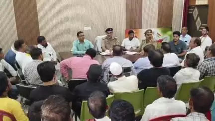 कालपी: कालपी कोतवाली सभागार में मोहर्रम पर्व को लेकर एसडीएम और सीओ ने अधिकारियों की लगाई क्लास, धर्मगुरुओं से जानी समस्याएं