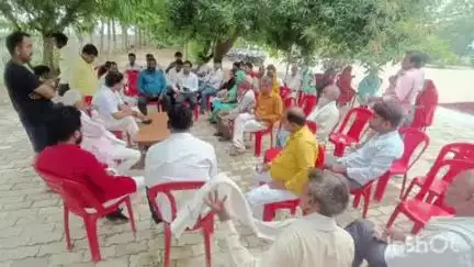 मेहदावल: कर्मा कला आवास पर मेहदावल के विधायक अनिल कुमार त्रिपाठी ने जनता दरबार लगाकर ग्रामीणों की समस्याएं सुनीं