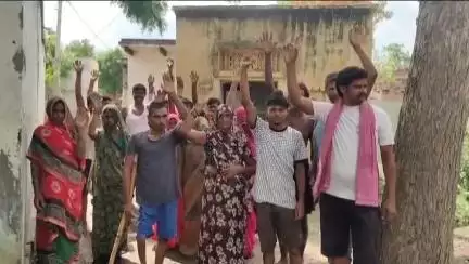 ज्ञानपुर: रैपुरी गांव में नाला मरम्मत और इंटरलॉकिंग को लेकर ग्रामीणों ने किया जोरदार प्रदर्शन#jansamshya