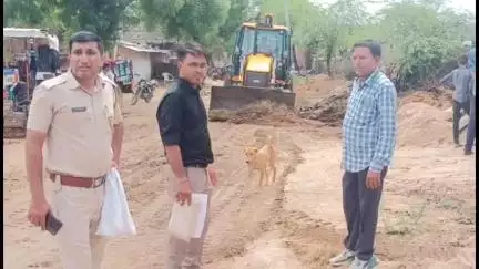 टांटोटी: धुंधरी में पुलिस सुरक्षा के बीच जेसीबी मशीन से हटाया गया अतिक्रमण