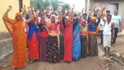 लवाण: लवाण में सफाई व्यवस्था से परेशान ग्रामीणों ने नाराजगी जताते हुए गोल सर्किल पर जताया विरोध, किया प्रदर्शन#jansamasya