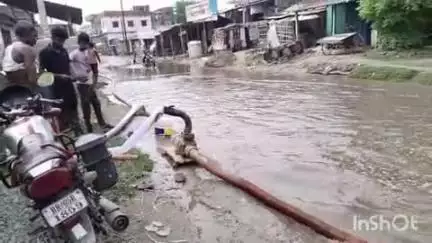 शिवहर: भारी बारिश से बसहिया शेख में जल जमाव, डीएम के निर्देश पर बीडीओ ने तुरंत जल निकासी कराई