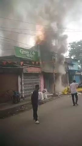 Sadar hospital ke bagal me lagi aag.




hazaribagh