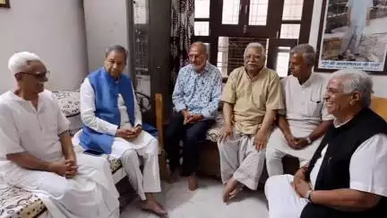 गिर्वा: सांसद घनश्याम तिवारी सर्वऋतु विलास स्थित पूर्व सांसद के निवास पर पहुंचे, पूर्व सांसद के भाई के निधन पर जताया शोक