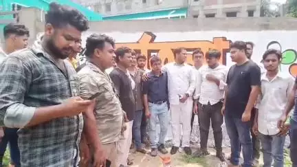 বহরমপুর: ২১ শে জুলাই এর প্রচারে তৃণমূলের নব নিযুক্ত জেলা যুব সভাপতি 
ভীষ্মদেব কর্মকার বহরমপুরের ভাকুড়ি এলাকায়