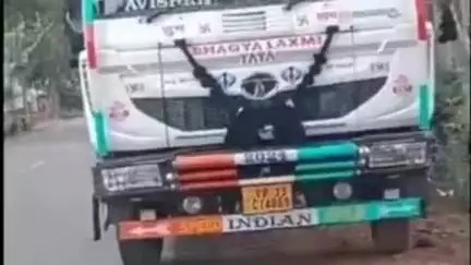 डलमऊ: खोन्दपुर गांव के पास एक सीमेंट टैंकर से 2 लोगों का सीमेंट चोरी करते हुए वीडियो हुआ वायरल