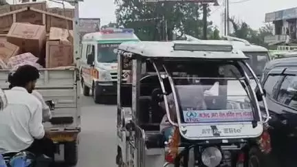 तमकुही राज: तमकुहीराज हाईवे चौराहे पर भीषण जाम में फंसी 2 एम्बुलेंस, राहगीरों ने खाली कराया रास्ता