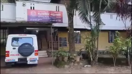 പുനലൂർ: സംശയ രോഗത്തെ തുടർന്ന് കുളത്തുപ്പുഴയിൽ ഭാര്യയെ കുത്തിക്കൊന്ന ഭർത്താവിനെതിരെ ലുക്കൗട്ട് നോട്ടീസ്