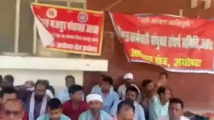 मुख्य अभियंता वितरण अयोध्या कार्यालय में 62वें दिन भी निविदा संविदा कार्मिकों ने कार्य बहाली को लेकर जारी रखा धरना