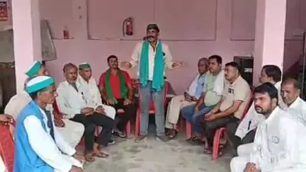 बिंदकी: चौडगरा कस्बे के कानपुर रोड पर रामपुर मोड़ के निकट समस्याओं को लेकर हुई भारतीय किसान यूनियन अराजनैतिक गुट की बैठक