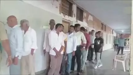 તાલોદ: તલોદ ના મહિયલ  તથા આજુબાજુના ગામડામાં માં સરપંચ ચુંટણી મતદાન ની લાંબી લાઈનો જોવા મળી