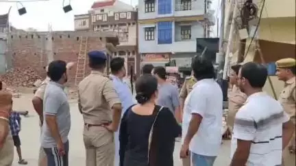नौगावां सादात: मोहर्रम के मद्देनजर अधिकारियों ने नौगांवा शहर का किया निरीक्षण, बिजली की लाइन ऊपर करने के लिए दिए आदेश