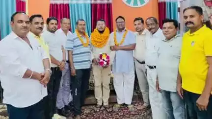 बुलंदशहर: नगर क्षेत्र के पुलिस लाइन रोड पर दिल्ली विकास प्राधिकरण में जूनियर इंजीनियर के पद पर चयनित होने पर किया गया सम्मानित