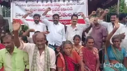 విజయనగరం: డెంకాడ మండలంలోని మోదవలస గ్రామంలో ఓ ప్రయివేట్ లే అవుట్ లో రైతుల నిరసన, 4 ఎకరాల భూమికి పరిహారం ఇవ్వాలని డిమాండ్