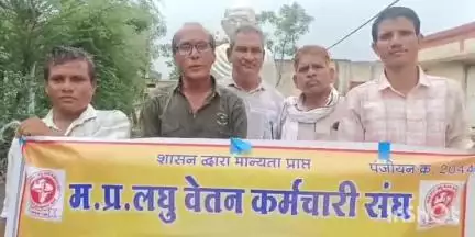 कुक्षी: लोहारी में एमपी लघु वेतन कर्मचारी संगठन की बैठक हुई संपन्न, जिलाध्यक्ष डीडी वैरागी भी हुए शामिल