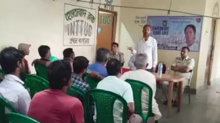 হেমতাবাদ: হেমতাবাদ বাসস্ট্যান্ডে টোটো চালকদের নিয়ে সচেতনতা শিবিরের আয়োজন করল ট্র্যাফিক পুলিশ