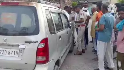 संगरिया: मुख्य बस स्टैंड के पास लावारिश हालत में खड़ी कार, लोगों ने पुलिस को दी सूचना