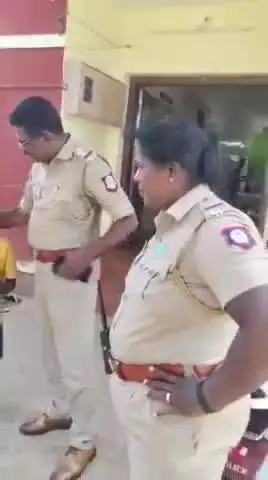 சங்கரன்கோயில்: சாலையில் கிடந்த பணத்தை காவல் நிலையத்தில் ஒப்படைத்த  சிறுவர்கள் பாராட்டி பரிசு வழங்கிய ஆய்வாளர்