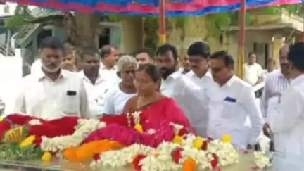 బద్వేల్: అట్లూరు: ఆకుతోటపల్లిలో కార్యకర్త కుటుంబాన్ని పరామర్శించిన ఎమ్మెల్యే దాసరి సుధ