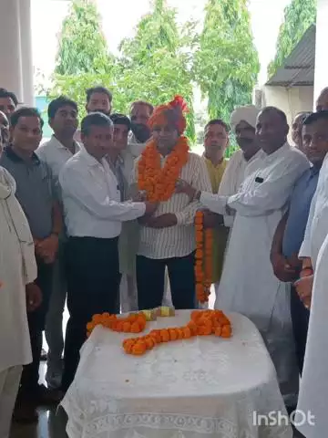 तिजारा: असलिमपुर चौक पर रामकिशोर शर्मा, जिला शिक्षा अधिकारी खैरतल तिजारा का नियुक्त होने पर मिठाइयां बांटकर खुशी का इजहार किया