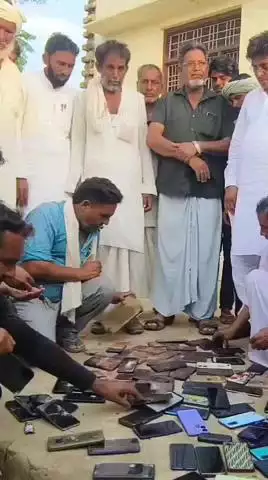 गोविंदगढ़: रामगढ़ के कलसावडा गांव में साइबर अपराधियों के खिलाफ ग्रामीणों ने बड़ा एक्शन, दो सौ मोबाइलों को पत्थरों से तोड़ा