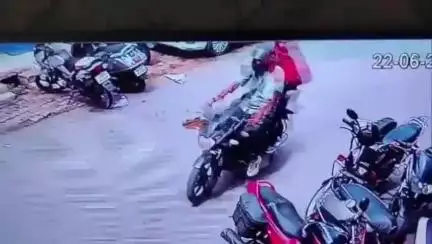 हज़ारीबाग: हज़ारीबाग के महावीर स्थान चौक स्थित श्री जेवर्स पर 7 राउंड फायरिंग, व्यापारियों में दहशत का माहौल