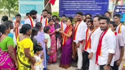 இராஜபாளையம்: மேற்கு தொடர்ச்சி மலை அடிவாரப் பகுதியில் மலைவாழ் மக்களுடன் சேர்ந்து கேக் வெட்டி நலத்திட்ட உதவி வழங்கிய த.வெ.க  நிர்வாகிகள்