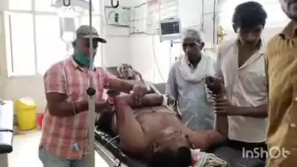 कासगंज: मोहनपुरा चौकी के समीप मैक्स पिकअप गाड़ी रोककर हवा चेक कर रहे किसान को केंटर ने मारी टक्कर, इलाज के लिए अलीगढ़ रेफर