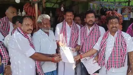 எடப்பாடி: அதிமுக அரசின் சாதனைகள்... திமுக அரசின் வேதனைகள்  ..எடப்பாடியில் வீதி வீதியாக  துண்டு பிரசிடங்களை வழங்கிய அதிமுகவினர்