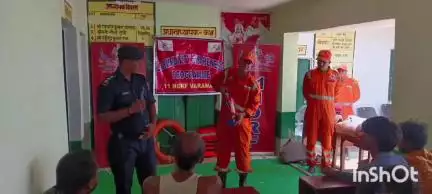 बलिया: प्राथमिक विद्यालय जनाड़ी में बाढ़, आग और भूकंप से बचाव के लिए एनडीआरएफ ने दिया डेमो प्रशिक्षण