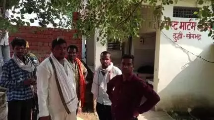 दुधि: परनी गांव में पेड़ से गिरकर एक युवक की मौत, आम तोड़ने के लिए चढ़ा था पेड़, पुलिस ने शव को पोस्टमार्टम के लिए भेजा