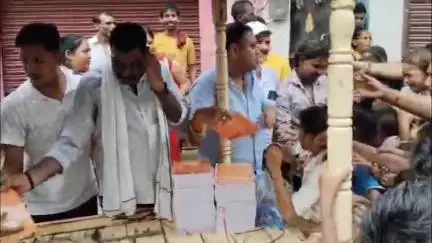 गया टाउन सीडी ब्लॉक: गया: रंग बहादुर रोड स्लम एरिया में श्यामा प्रसाद मुखर्जी के बलिदान दिवस पर पाठ्यसामग्री वितरित