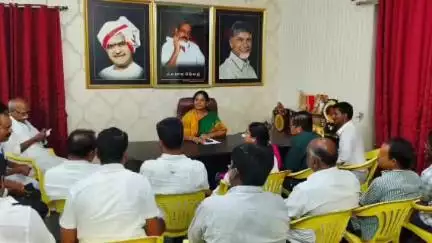 రాప్తాడు: రాప్తాడు నియోజకవర్గంలో 6 మండలాలకు సంబంధించిన ఎమ్మార్వోలతో అనంతపురంలో సమావేశమైన ఎమ్మెల్యే పరిటాల సునీత