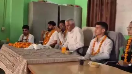 राजगढ़: बैरासर छोटा में आयोजित सम्मान समारोह में प्रतिभावान युवाओं को पौधे भेंट कर किया गया सम्मानित
