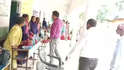 टुंडी: नया प्राथमिक विद्यालय दुर्गारायडीह में धरती आबा जनजातीय उत्कर्ष ग्राम अभियान के तहत शिविर का आयोजन किया गया
