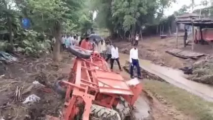 तरहसी: कसियाडीह में भारी बारिश से टूटा गार्डवाल, घरों में घुसे पानी को लेकर विधायक शशिभूषण मेहता ने नुकसान का लिया जायजा