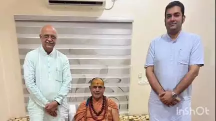 ધ્રાંગધ્રા: શહેરમાં શંકરાચાર્ય મહારાજ પધારતા પુર્વ મંત્રી તથા રાજ્યસભાના સાસંદે દર્શન કરી આશીર્વાદ મેળવ્યા હતા