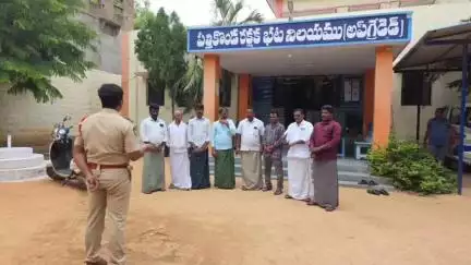 పత్తికొండ: పట్టణ పోలీస్‌ స్టేషన్‌లో రౌడీ షీటర్లకు కౌన్సిలింగ్‌ ఇచ్చిన సీఐ జయన్న