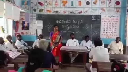అప్పన్నపల్లి బాడవలో బదిలీపై వెళ్తున్న హెచ్ఎం అరుణజ్యోతిని సన్మానించిన స్థానికులు