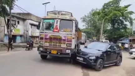 ଅନୁଗୋଳ: ଆନନ୍ଦ ବଜାରରେ ଟ୍ରକ ସହ କାର ଦୁର୍ଘଟଣା, ଅଳ୍ପକେ ବର୍ତ୍ତିଲେ କାର ଚାଳକ