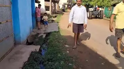 कोंडागांव: आड़काछेपड़ा वार्ड में घरों में घुस रहा नाली का गंदा पानी, 15 साल पुरानी जर्जर नाली बनी लोगों की समस्या #jansamasya