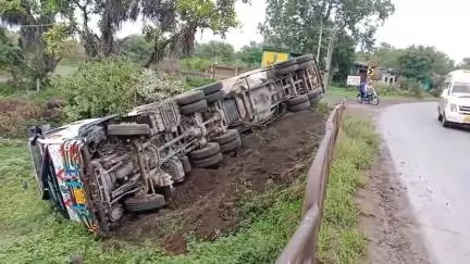 मंदसौर: अरनिया निजामुद्दीन सोमली नदी पुलिया के समीप अनियंत्रित होकर पलटा सीमेंट से भरा ट्राला, चालक को आई मामूली चोट
