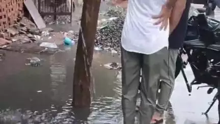 शहर में बारिश के बाद हुआ जलभराव; जलनिकासी की व्यवस्थाओं का जायज़ा लेने सड़कों पर उतरे महापौर, ठेकेदार को दिए निर्देश