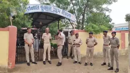 અંજાર: ગ્રામ પંચાયતની ચૂંટણી અનુસંધાને પૂર્વ કચ્છ SP સાગર બાગમાર દ્વારા રતનાલ સહિતના મતદાન મથકોની મુલાકાત