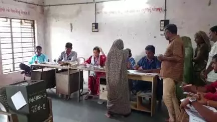 નડિયાદ: જિલ્લાની 99 ગ્રામ પંચાયતોની ચૂંટણી માટે મતદાન પ્રક્રિયા હાથ ધરાઈ, બપોર સુધીમાં 47 ટકા મતદાન નોંધાયું